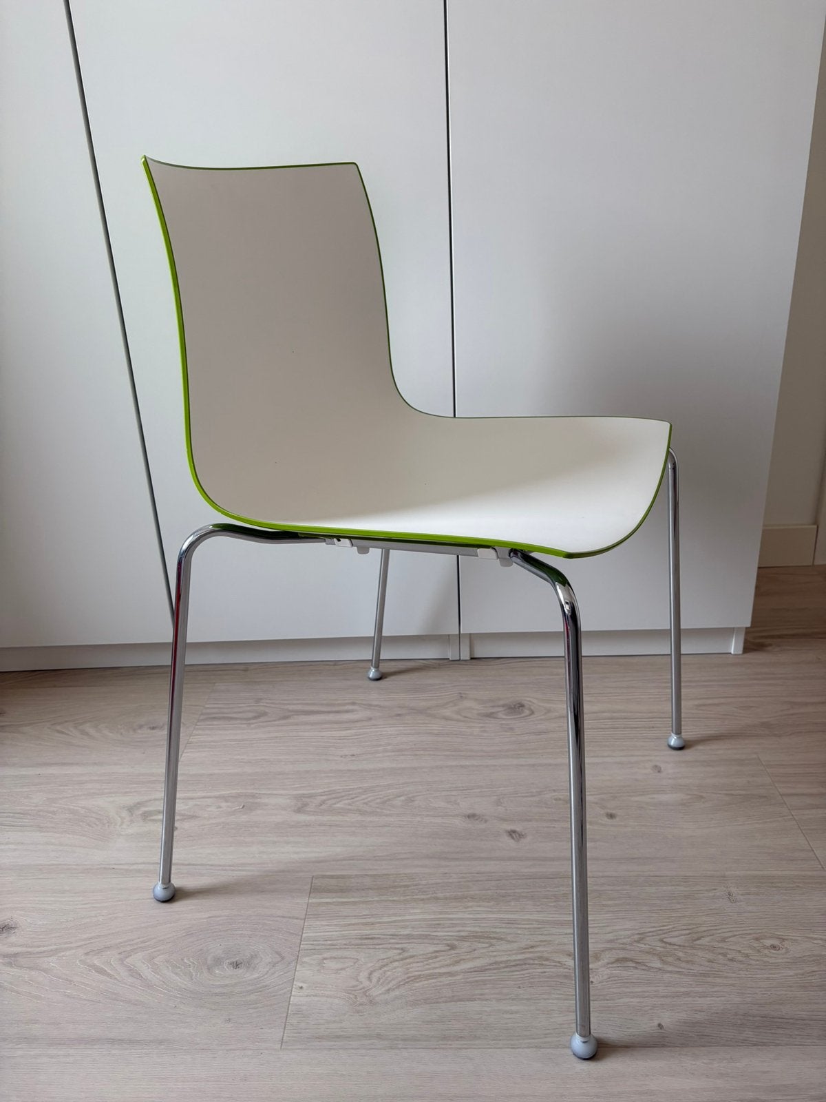 3 x ARPER Catifa 46 stoel - groen/wit, Huis en Inrichting, Stoelen, Ophalen, Overige kleuren, Drie, Design