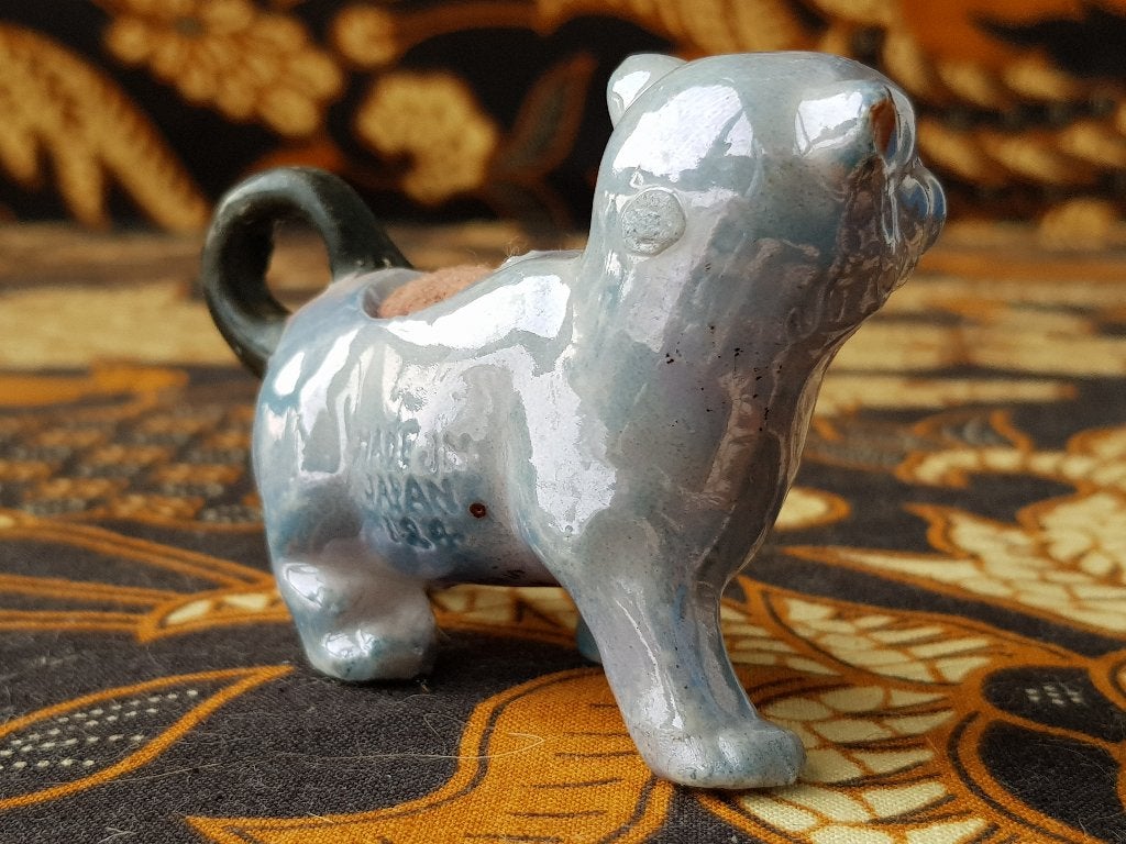 Mooi antiek porselein kat of poes speldenkussen uit Japan., Antiek en Kunst, Antiek | Porselein, Ophalen of Verzenden