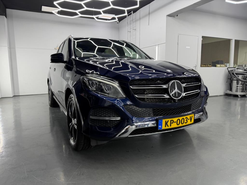 Mercedes-Benz GLE 500e 4MATIC | FULL OPTION | DESIGNO WIT, Automaat, 2365 kg, 2000 kg, Blauw