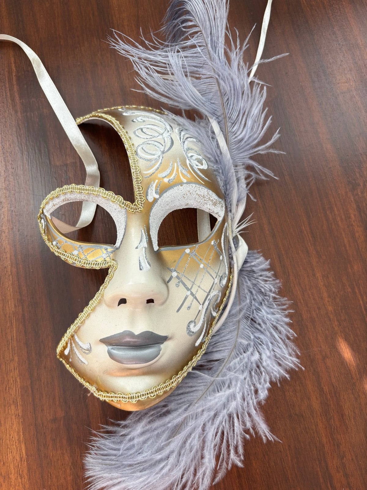 Prachtig Venetiaans Masker - Handgemaakt met Grijze Veren, Ophalen of Verzenden