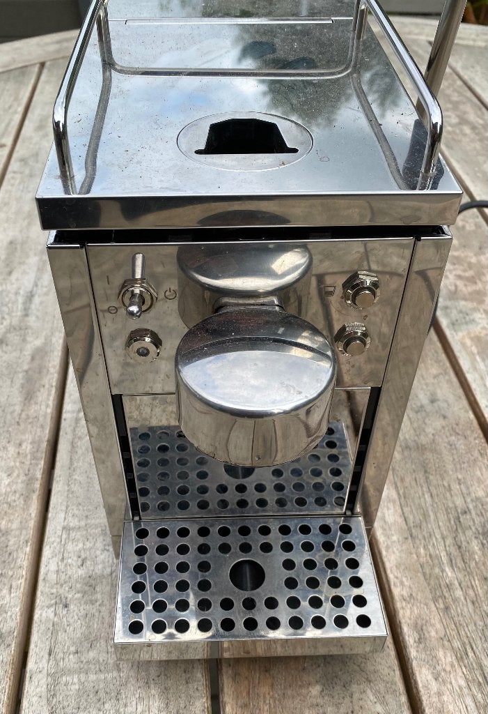 Sjöstrand Nespresso koffiezetapparaat (met lek), Gebruikt, Koffiemachine, Ophalen of Verzenden, 1 kopje