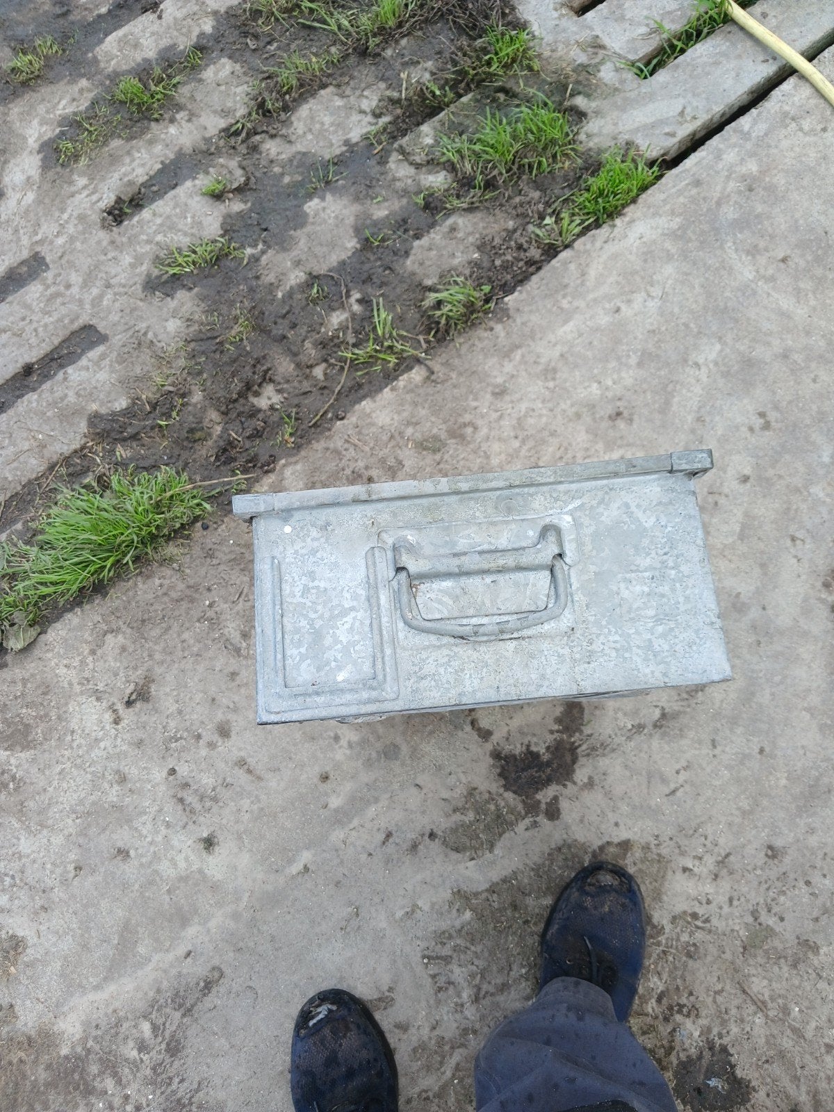 Metalen kist, Ophalen