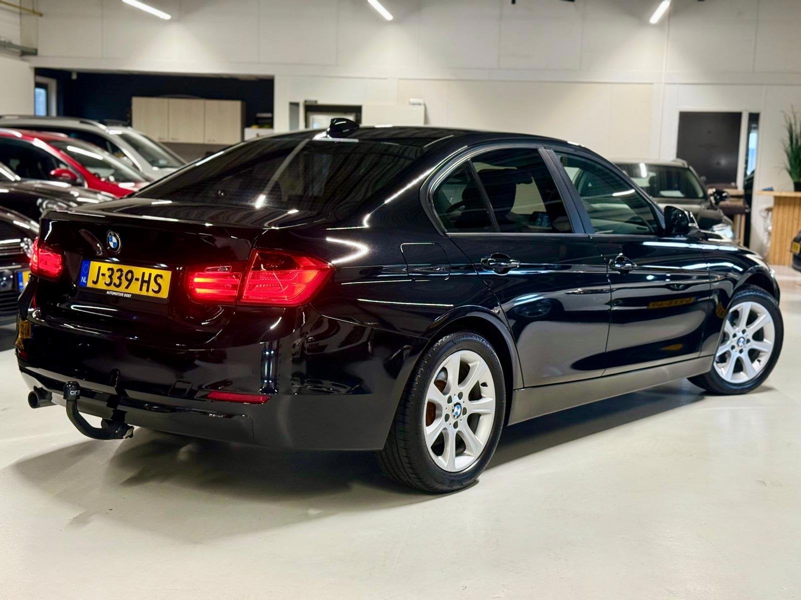 BMW 3-serie 316i High Executive LED|NAVI|STOELVERWARM.., Auto's, 1360 kg, Euro 5, Gebruikt, Zwart