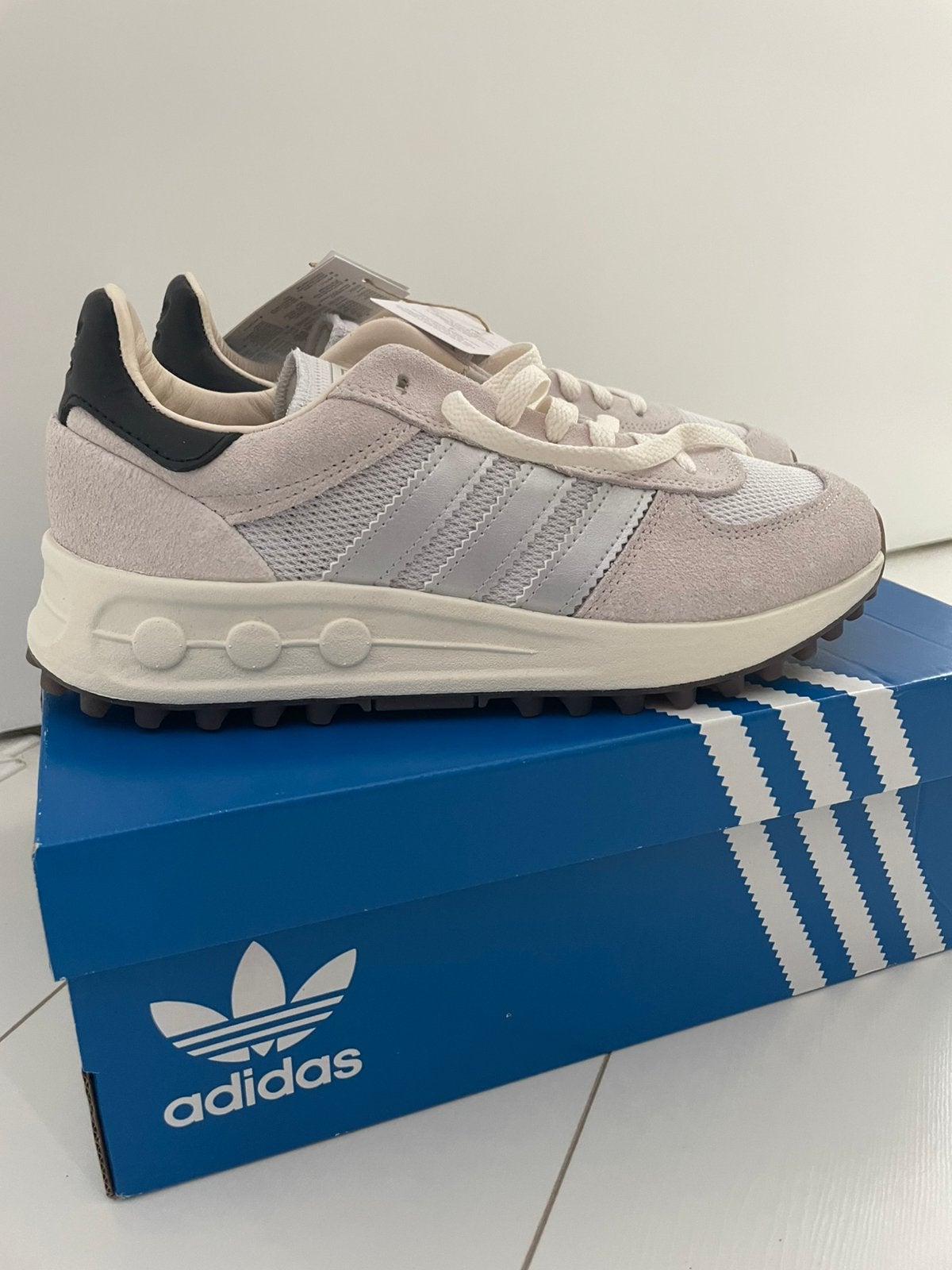 Sneakers Adidas Nieuw!! Maat 41 1/3, Ophalen, Zo goed als nieuw