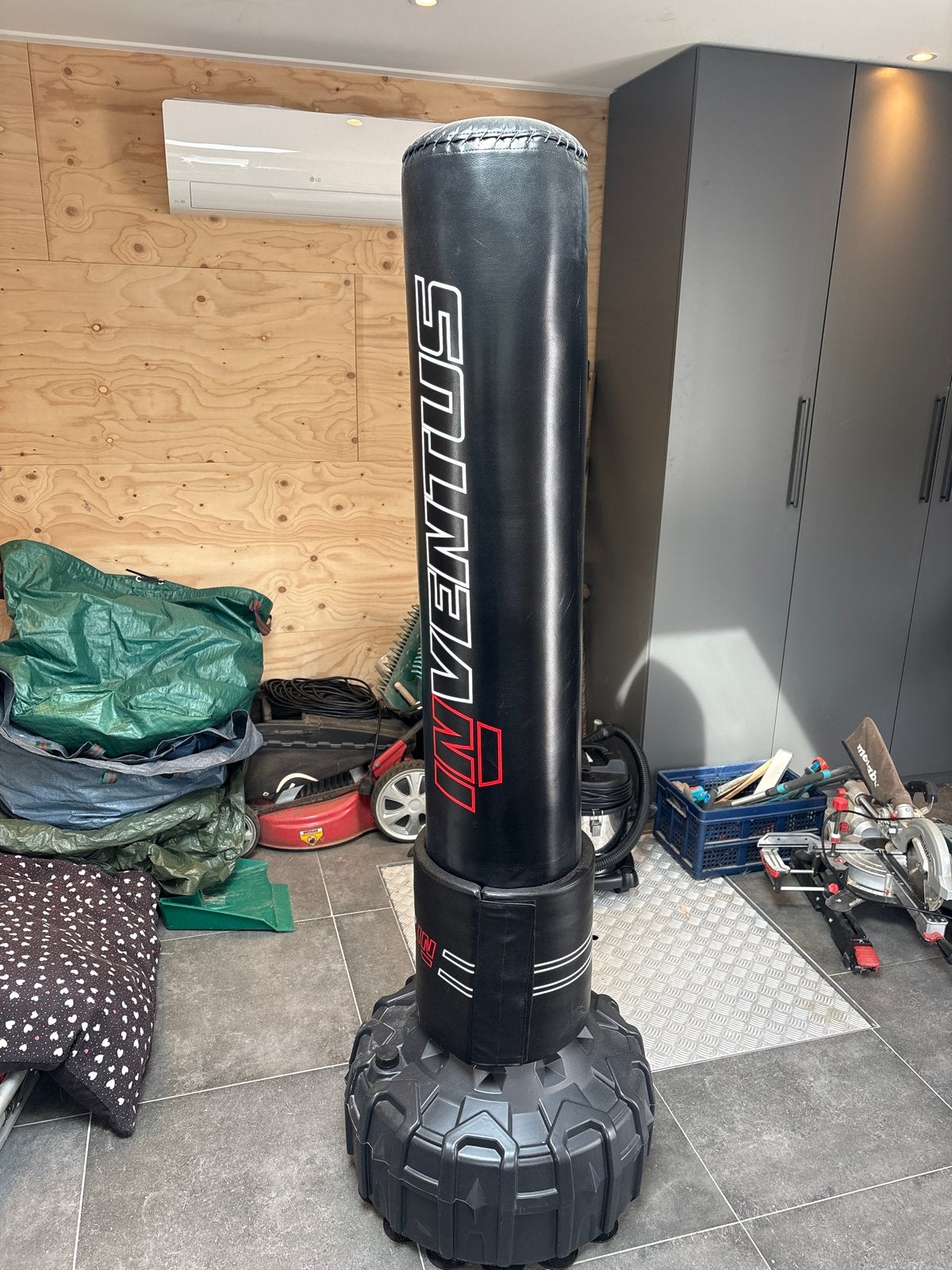Inventus staande bokspaal + Outshock bokshandschoenen, Ophalen, Gebruikt, Bokszak