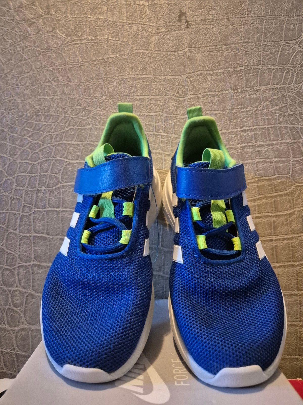 Adidas maat 32, Kinderen en Baby's, Kinderkleding | Schoenen en Sokken, Adidas, Sportschoenen, Ophalen of Verzenden, Zo goed als nieuw