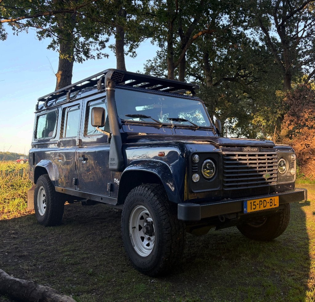 Land Rover Defender 110 TD5 (2004) Org NL auto| hard chassis, Auto's, Zwart, 2495 cc, Blauw, Leder en Stof