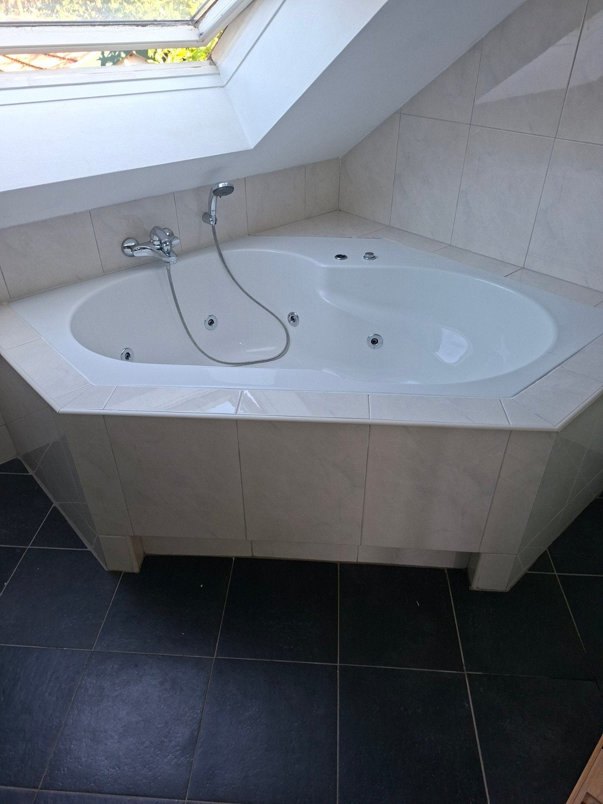 Gratis hoekbad met bubbels en kraan, Ophalen, Gebruikt, Kraan