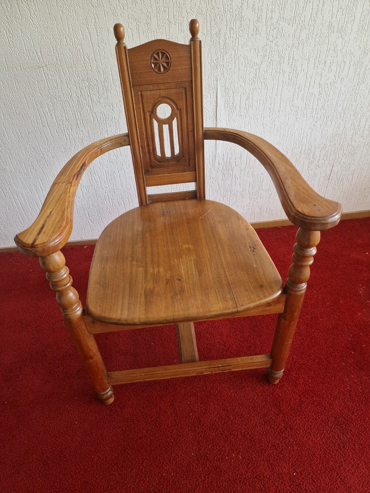 Antieke houten stoel met armleuningen en houtsnijwerk, Antiek en Kunst, Ophalen