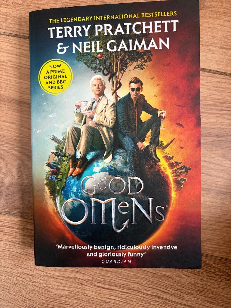 Terry Pratchett en Neil Gaiman - Good Omens, Ophalen of Verzenden, Gelezen, Terry Pratchett; Neil Gaiman