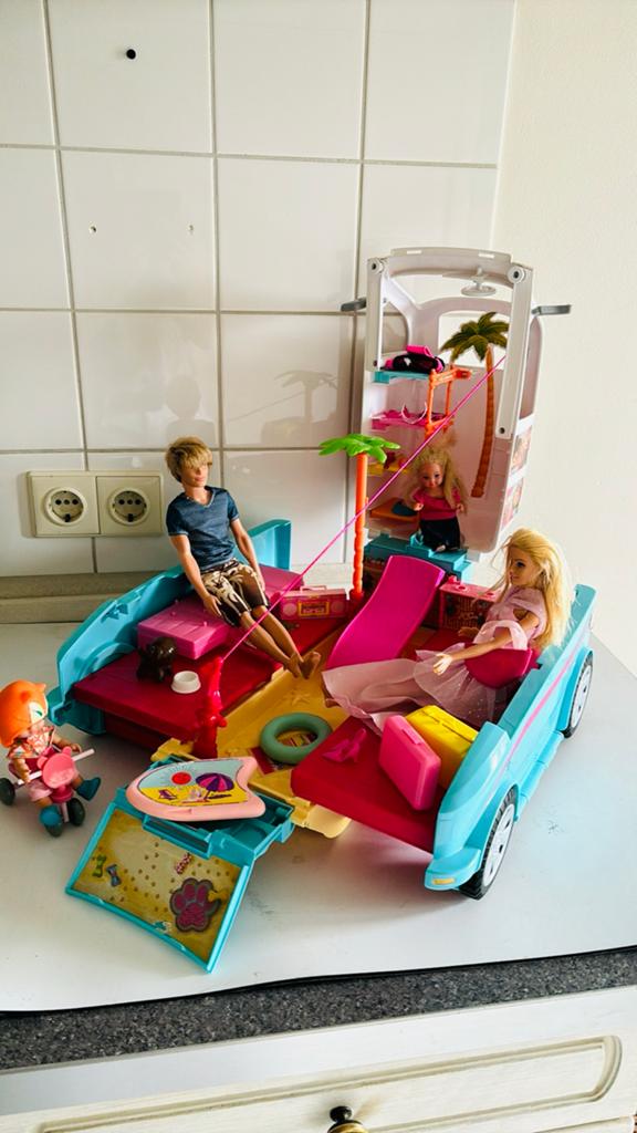 Barbie Camper met poppen en accessoires, Ophalen of Verzenden, Zo goed als nieuw, Barbie