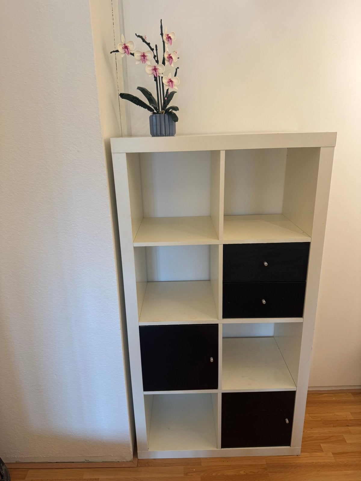 ikea KALLAX wit met zwarte deuren, Huis en Inrichting, Kasten | Wandmeubels, Ophalen of Verzenden, Zo goed als nieuw, Minder dan 150 cm