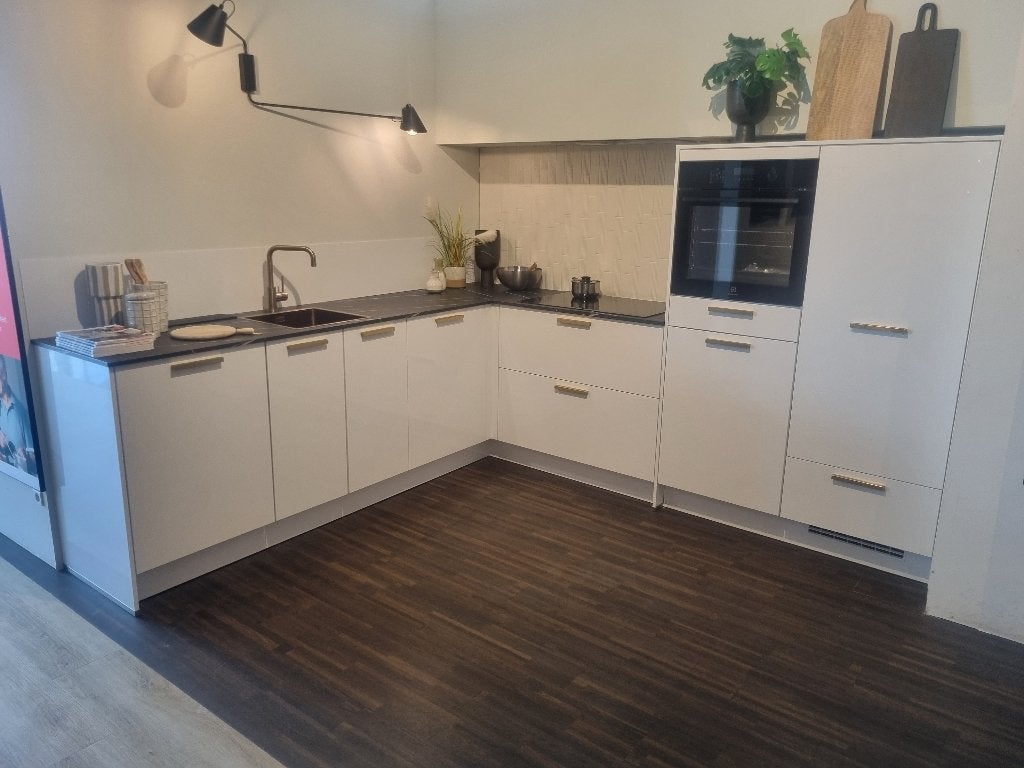 Showroomkeuken hoogglans Alpinwit, Ophalen, Wit, Hoekkeuken, Nieuw
