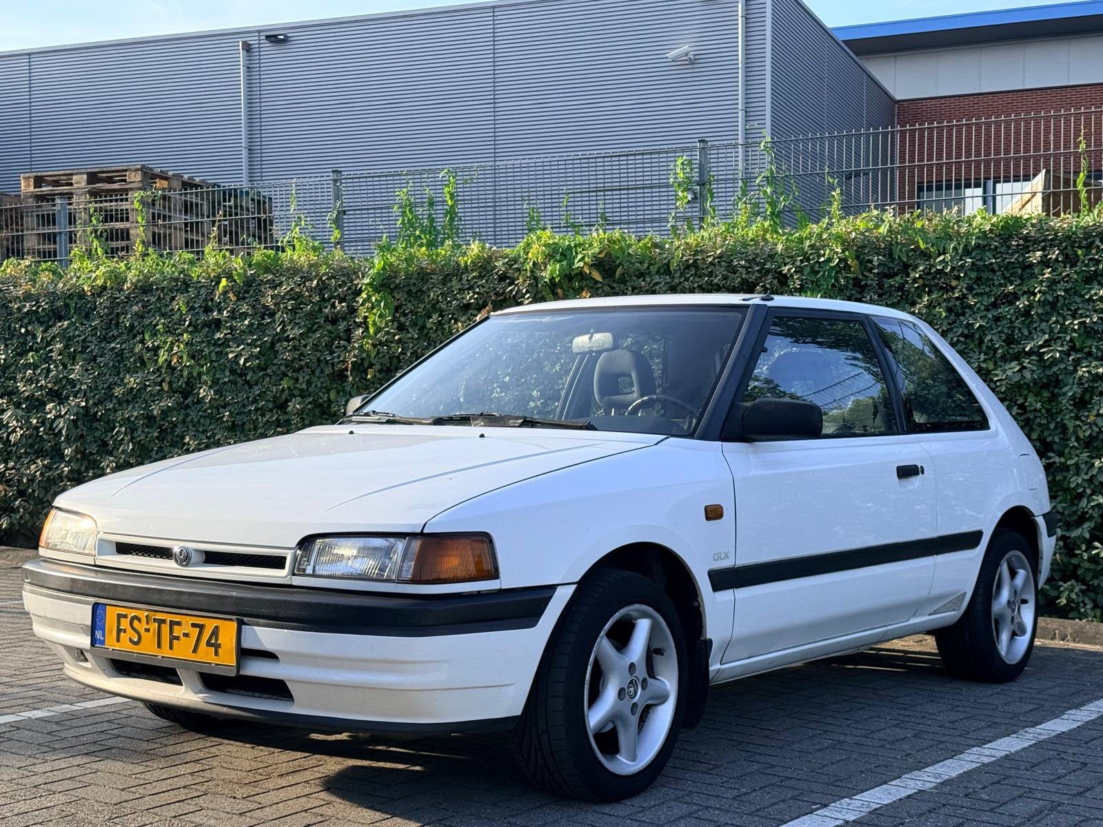Mazda 323 1.6 I HB GLX 16V AUT U9 1992 Wit, Auto's, Stof, 40 €/maand, Zwart, 4 cilinders