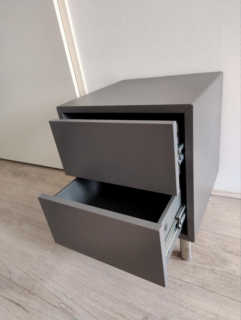 EKET grijs nachtkastje met 2 lades, Ophalen, Minder dan 45 cm, Zo goed als nieuw, Minder dan 55 cm