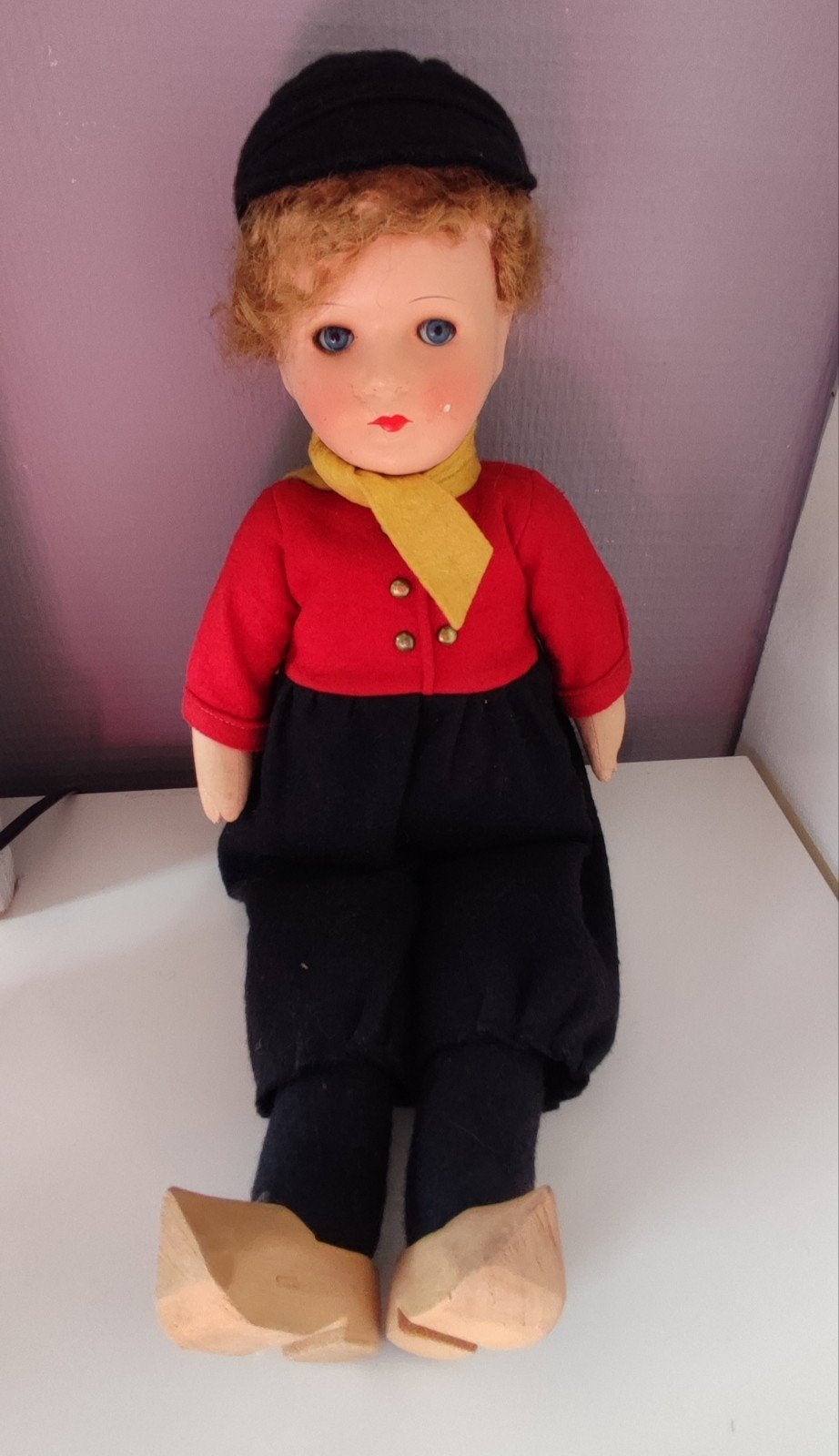 Oude klederdracht pop met werkend geluid en slaapoogjes, Verzamelen, Ophalen of Verzenden
