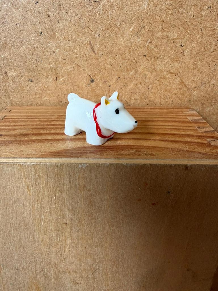 Hond - 3cm lang - kunststof, Verzamelen, Poppenhuizen en Toebehoren, Ophalen of Verzenden, Zo goed als nieuw, Poppenhuis