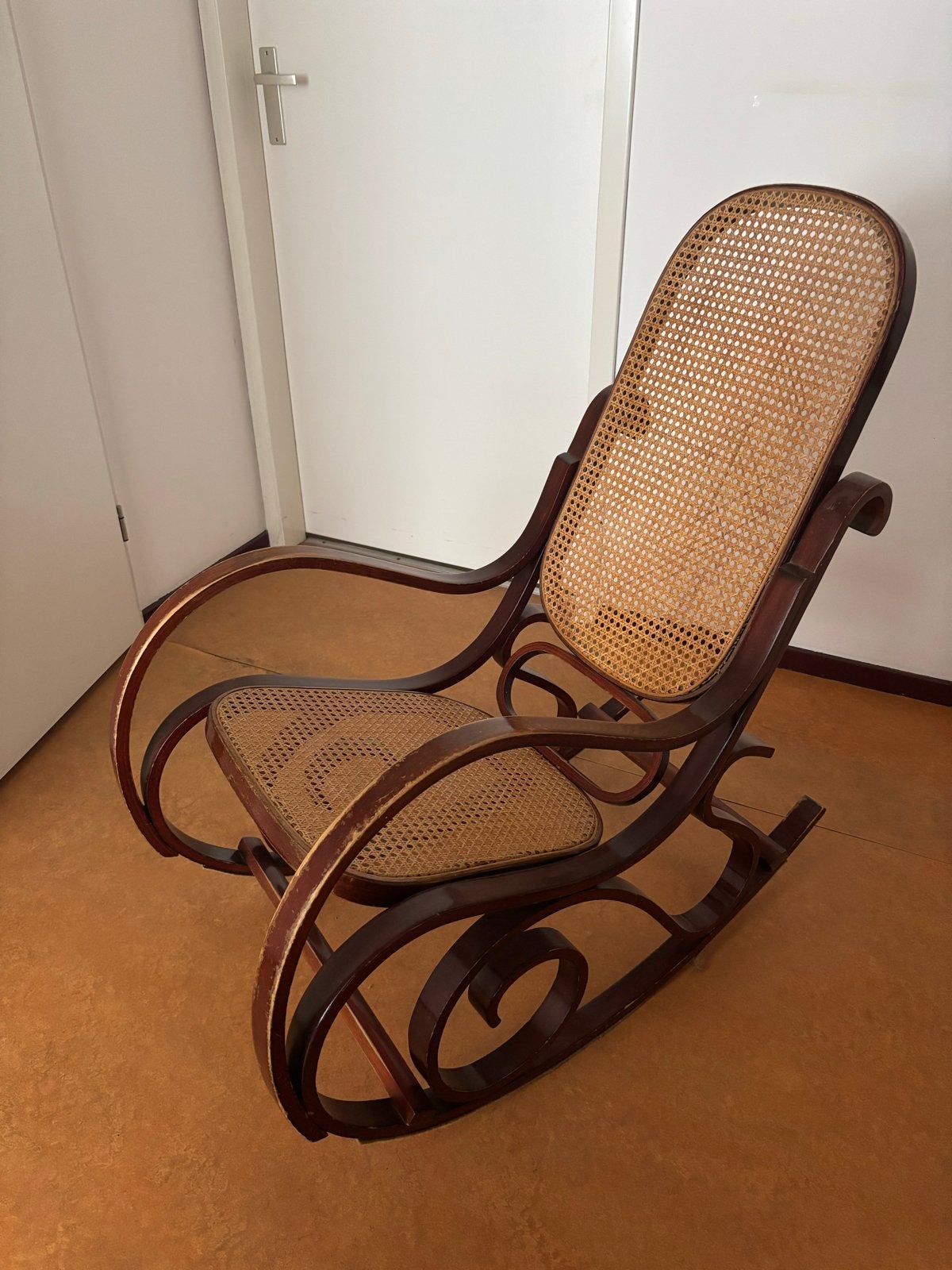 Antieke Thonet schommelstoel met rieten zitting, Ophalen