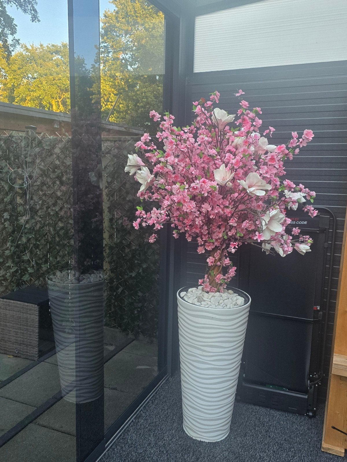 €250 Prachtige Kunstbloesemboom met Roze en Witte Bloemen, Huis en Inrichting, Ophalen, Gebruikt, Met pot of vaas, Kunststof