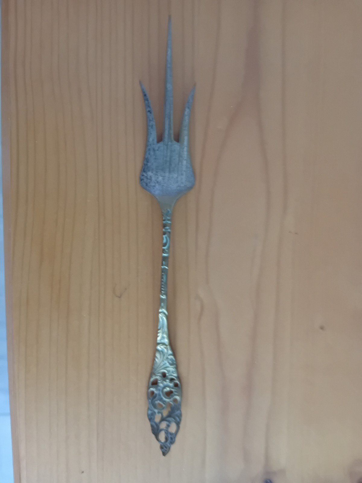 Antieke vork met decoratief handvat, zilverkleurig., Ophalen of Verzenden