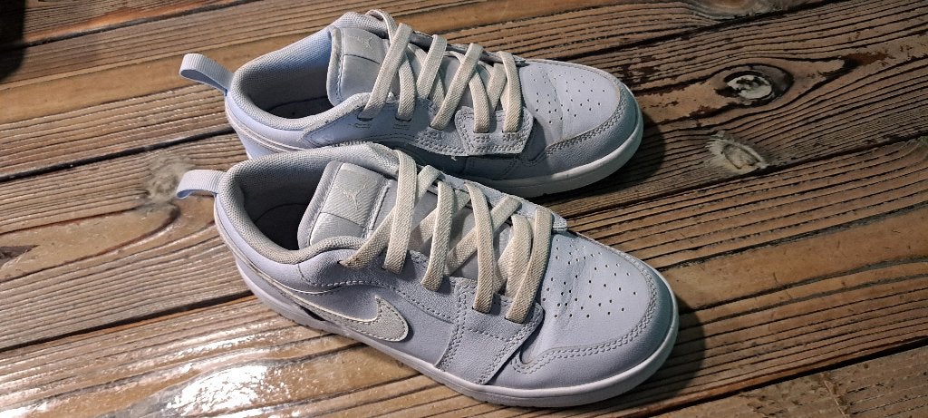 Jordan one low licht blauw maat 34, Kinderen en Baby's, Jongen of Meisje, Schoenen, Ophalen of Verzenden, Zo goed als nieuw