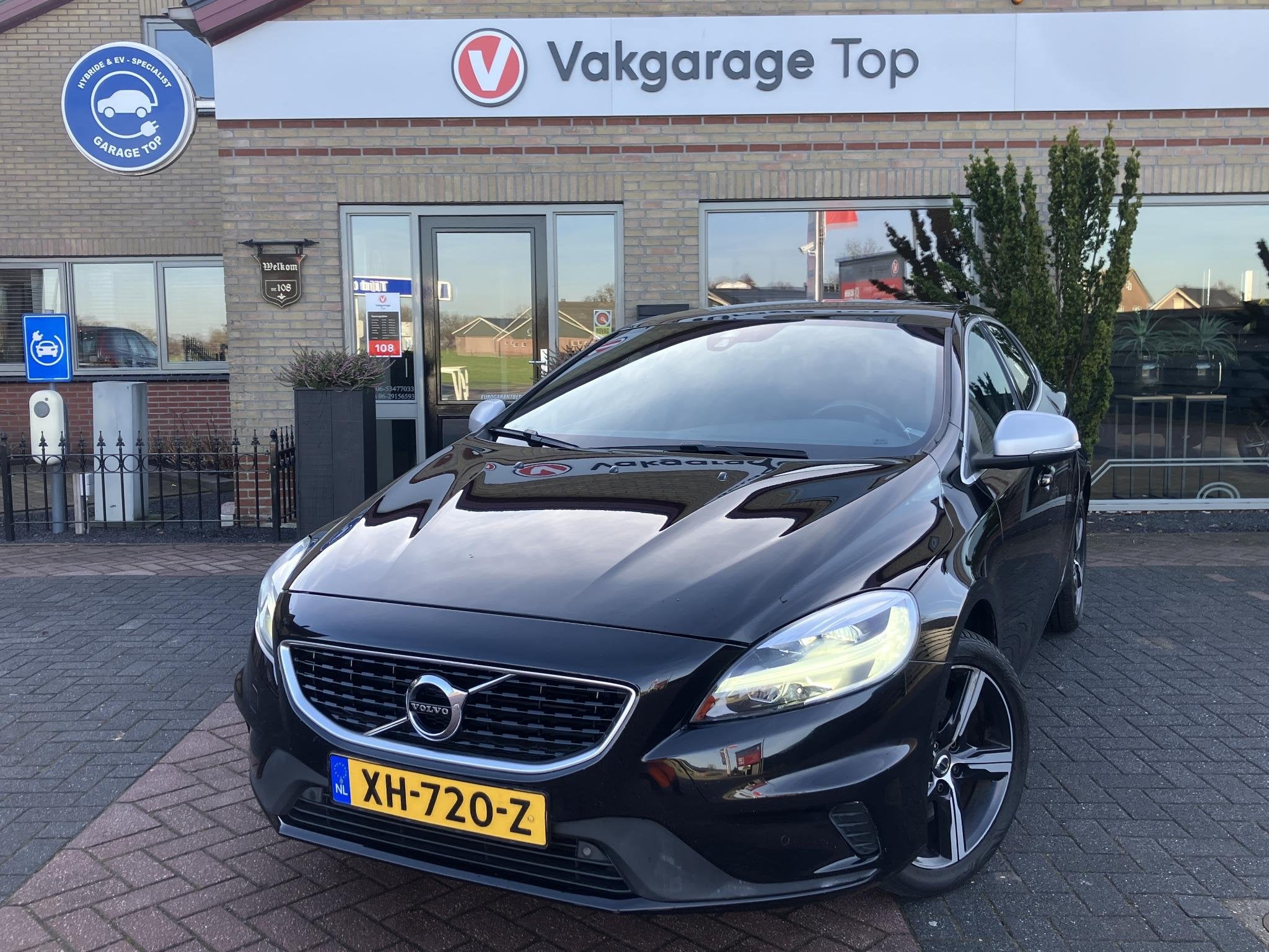 Volvo V40 1.5 T3 Polar+ Sport | R-Design | Pano | Leder | NA, Euro 6, 4 cilinders, 700 kg, Zwart