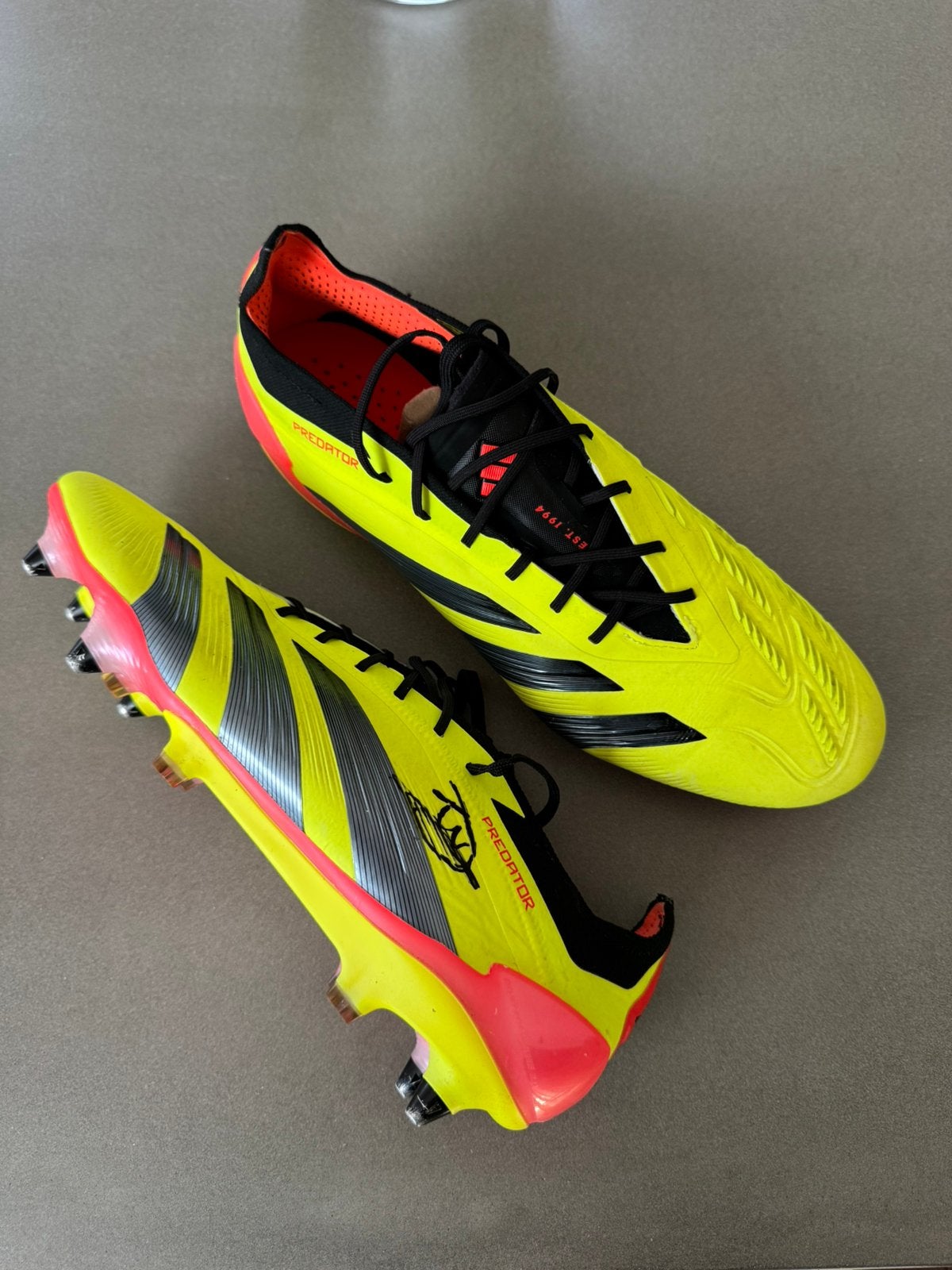 Adidas predator wout weghorst handtekening en gedragen, Sport en Fitness, Maat XS of kleiner, Ophalen of Verzenden, Zo goed als nieuw
