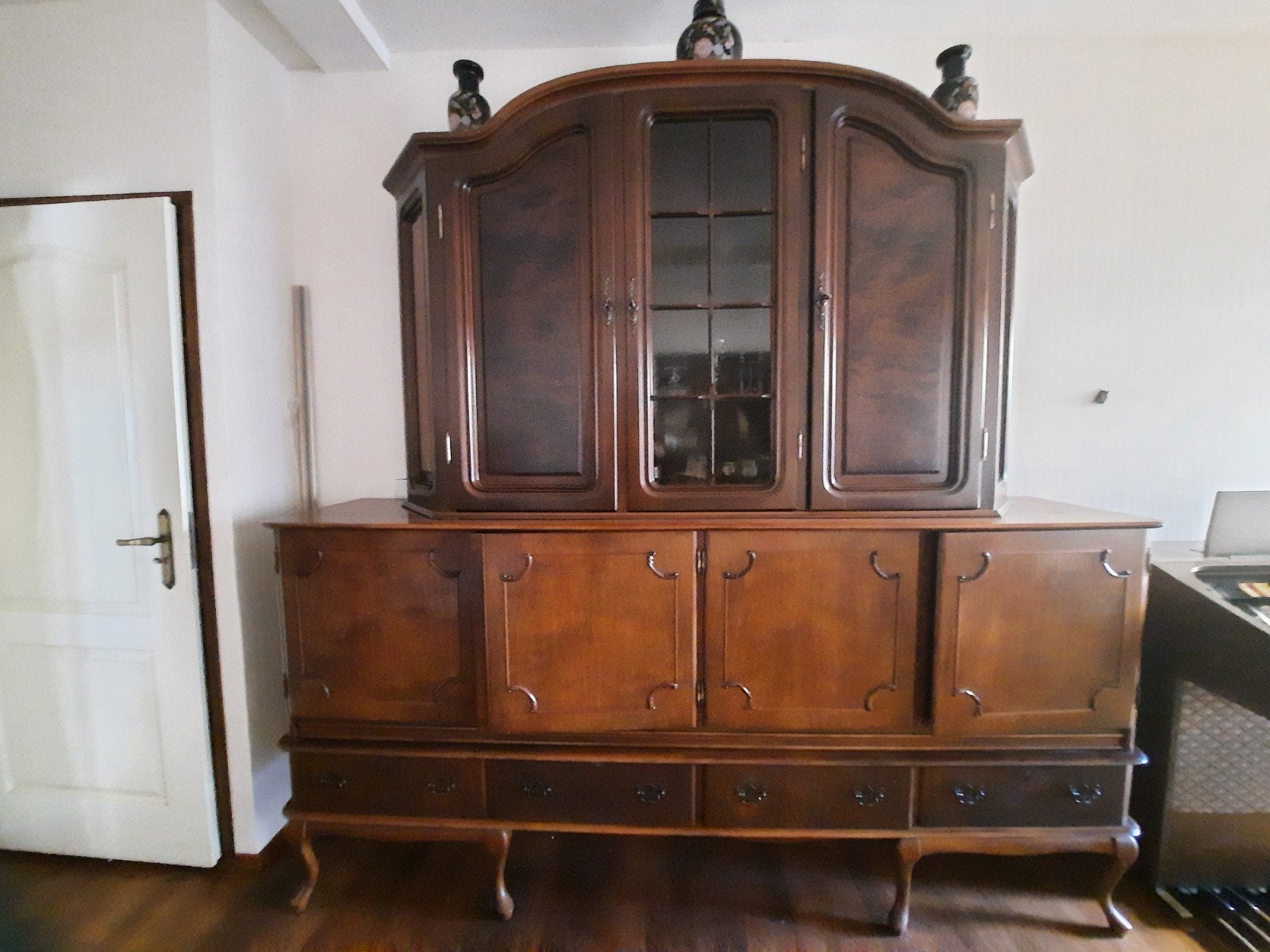 Antieke houten buffetkast met vitrine, Ophalen