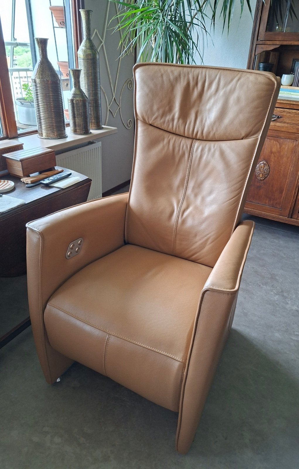 Lederen Relaxstoel cognac/crème elektrisch, Huis en Inrichting, Ophalen, Gebruikt, 75 tot 100 cm, 50 tot 75 cm