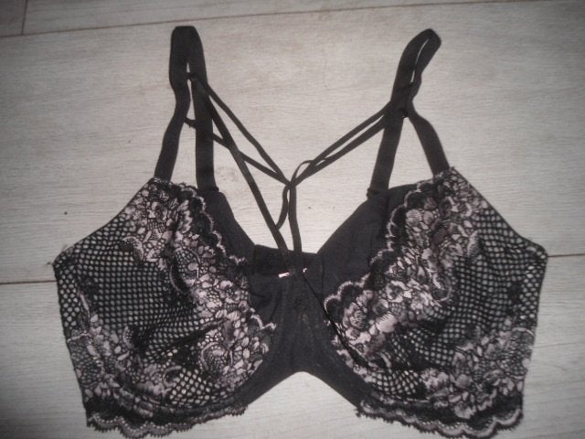 NIEUWSTAAT! Hunkemöller; Opvallend mooie BH; maat 90E, Hunkemöller, Verzenden, Zwart, BH