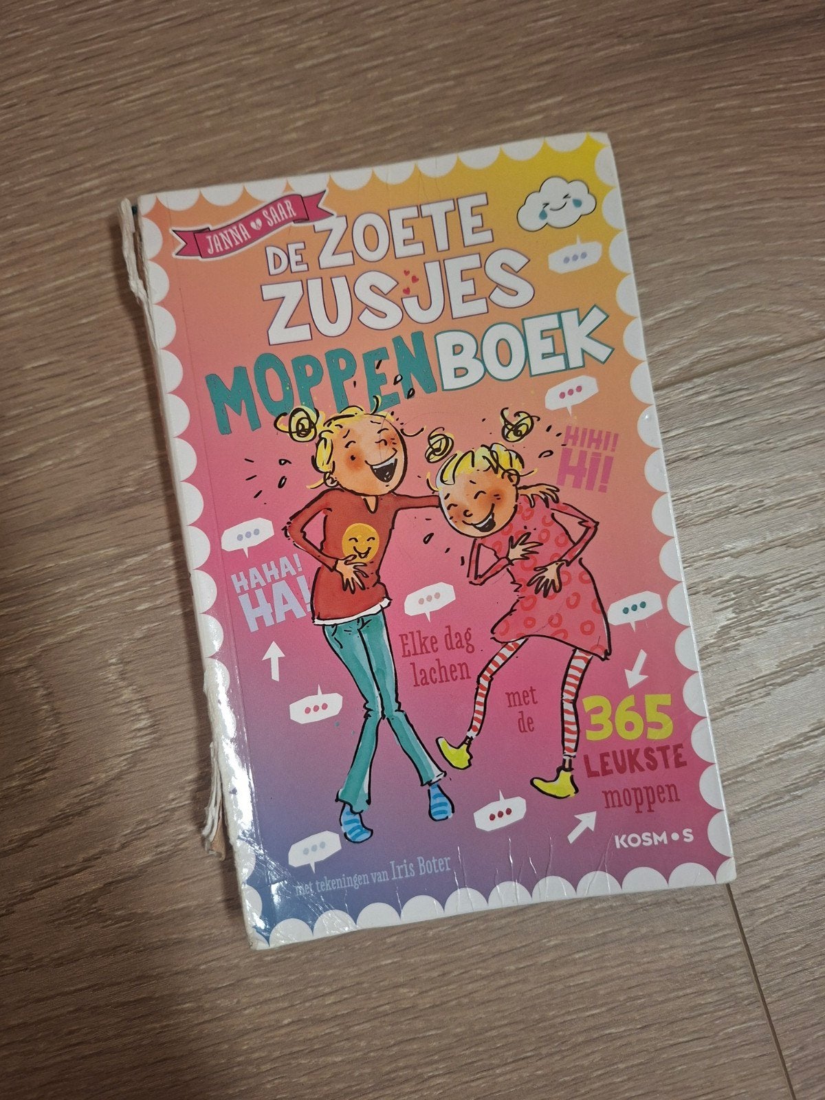 De Zoete Zusjes Moppenboek - Beschadigd maar leesbaar, Boeken, Ophalen of Verzenden, Gelezen, Janna Saar, Fictie algemeen