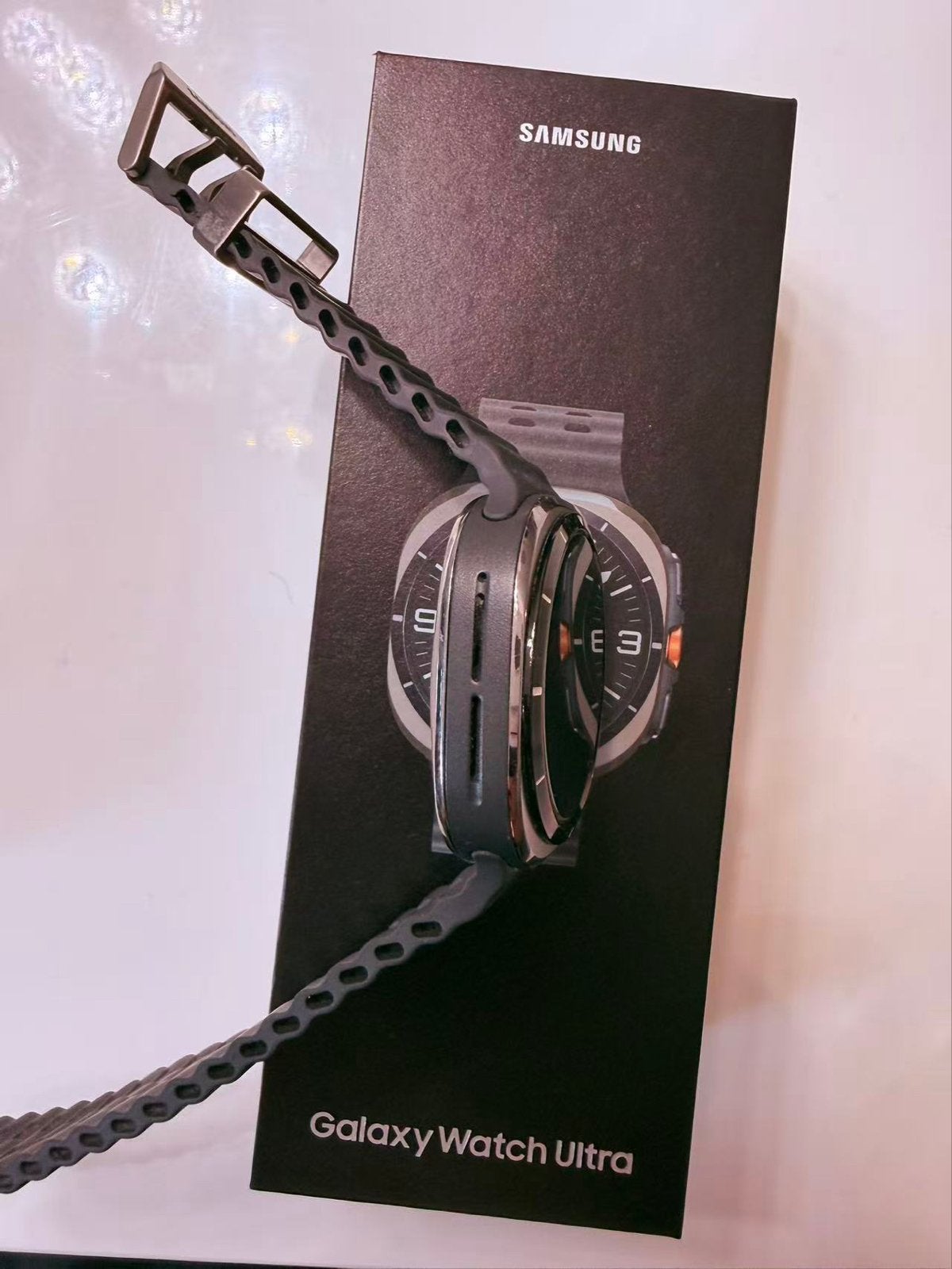 Foto 4 van Samsung Galaxy Watch Ultra met extra bandjes en accessoires