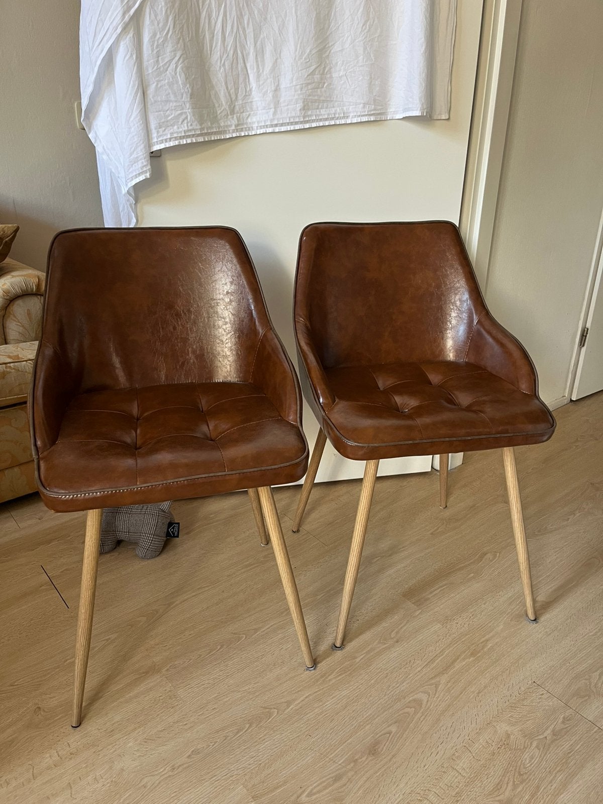 Twee bruine eetkamerstoelen, Huis en Inrichting, Twee, Bruin, Ophalen of Verzenden, Zo goed als nieuw