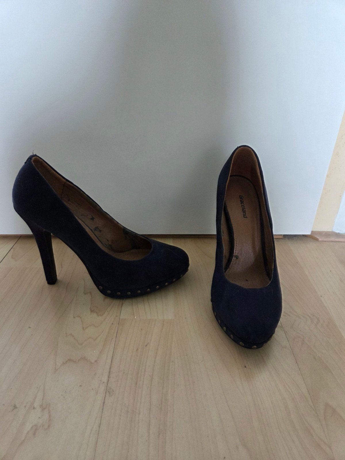 Donkerblauwe Graceland pumps met studs, Pumps, Blauw, Ophalen of Verzenden, Zo goed als nieuw