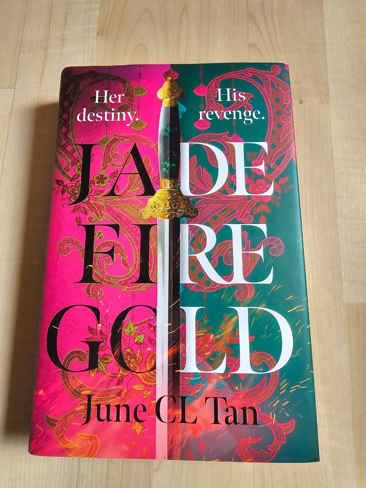 Fairyloot Jade Fire Gold, June CL Tan, Ophalen of Verzenden, Zo goed als nieuw, June CL Tan