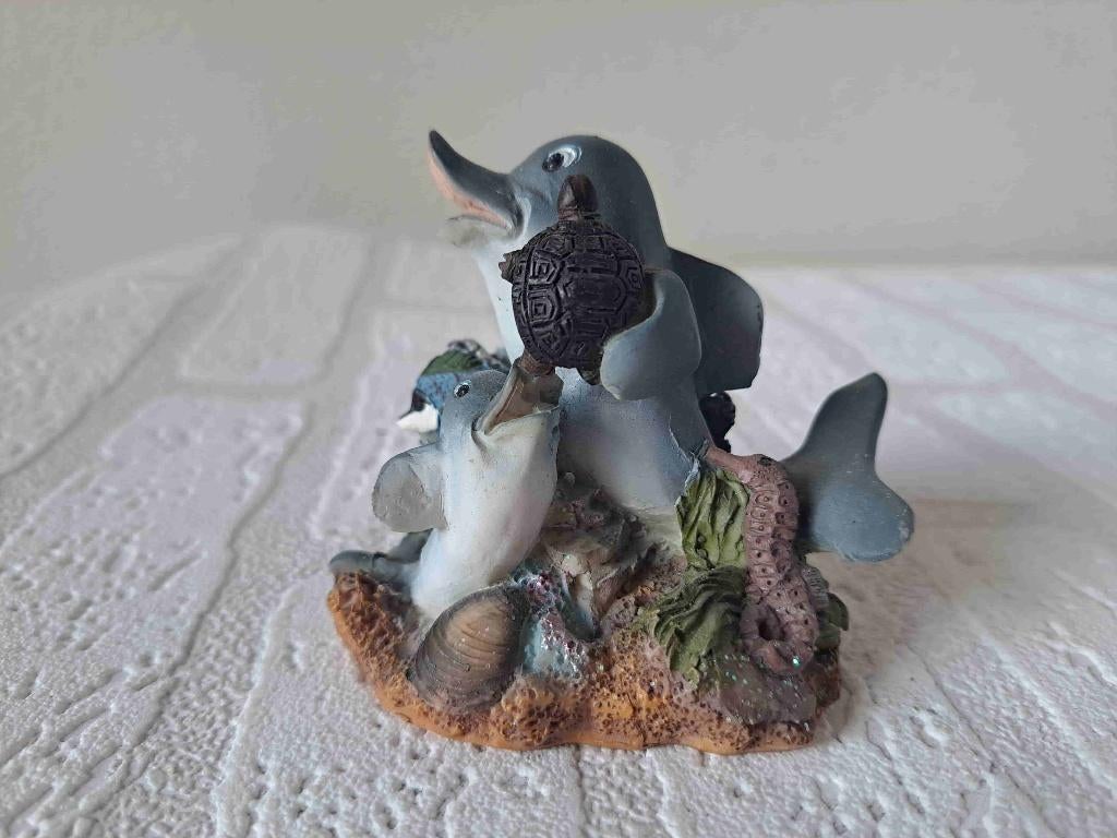 Dolfijn met jong schildpad aan vin, kunsthars 8x5.5x8cm, Ophalen of Verzenden, Gebruikt, Dier