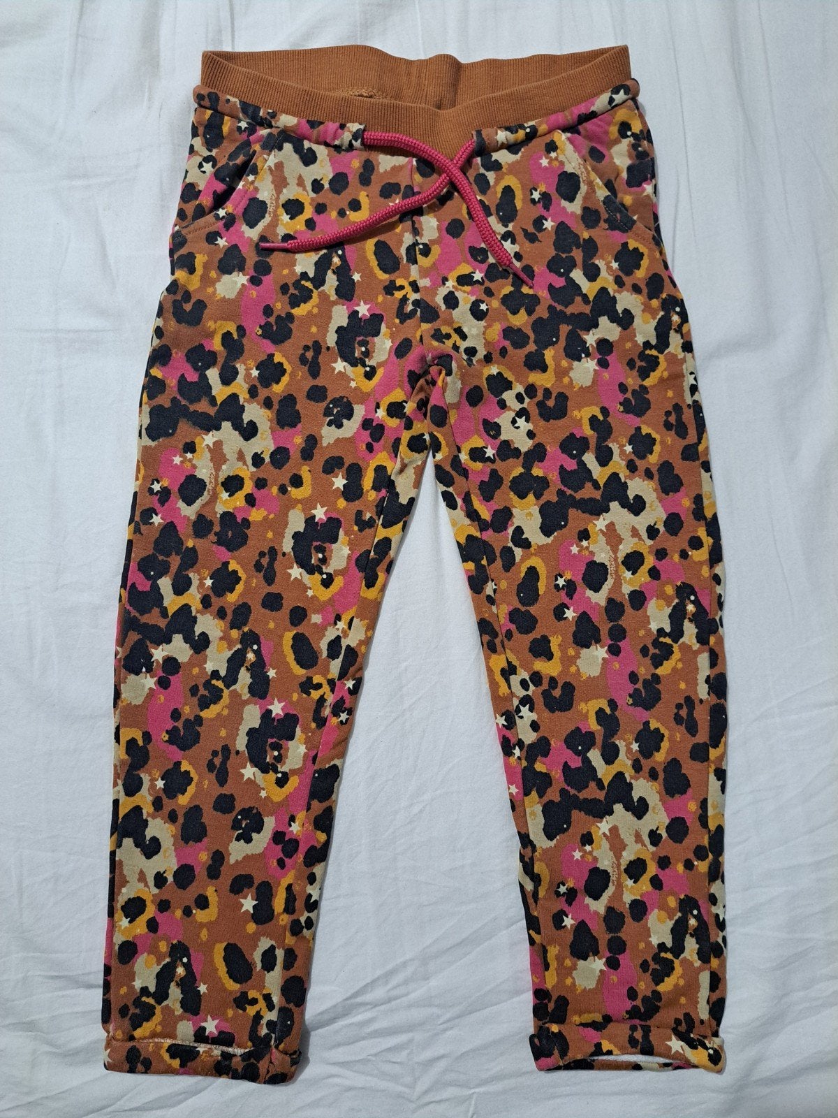 TwoDay Broek met luipaardprint en sterren maat 110/116, Kinderen en Baby's, Kinderkleding | Maat 110, Broek, Gebruikt, Meisje