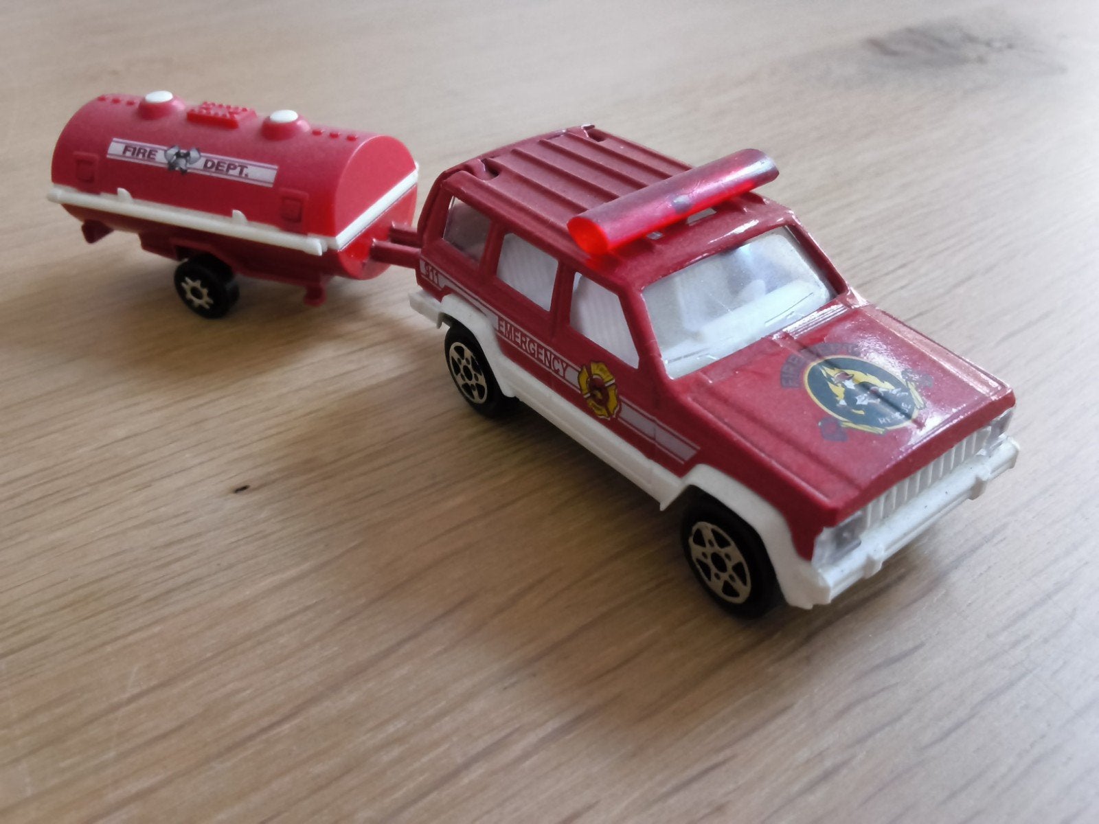 Majorette Jeep Cherokee Emergency met aanhanger., Hobby en Vrije tijd, Ophalen of Verzenden, Auto