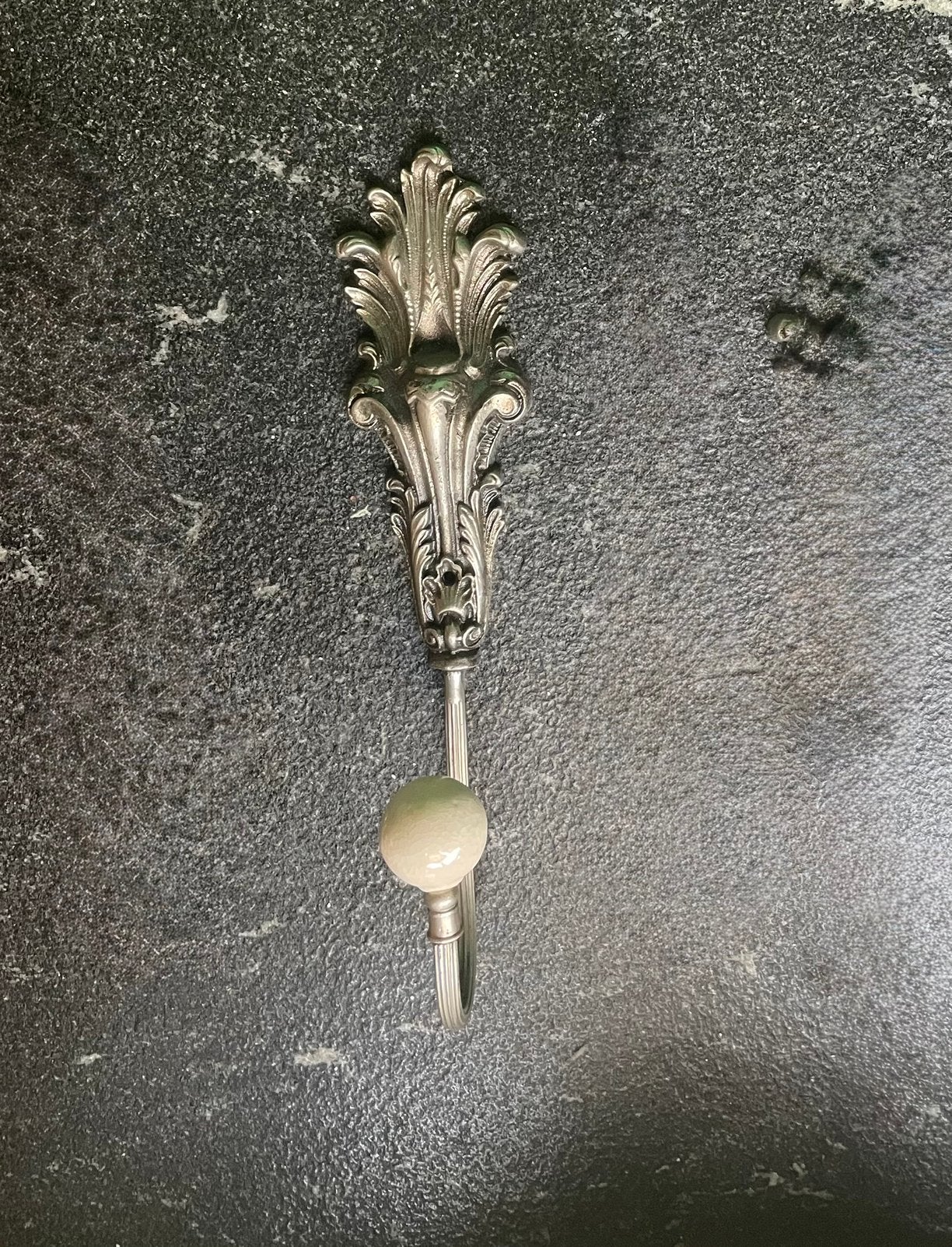 Prachtige antiek-zilverkleurige wandhaak met craquelé knop, Ophalen of Verzenden
