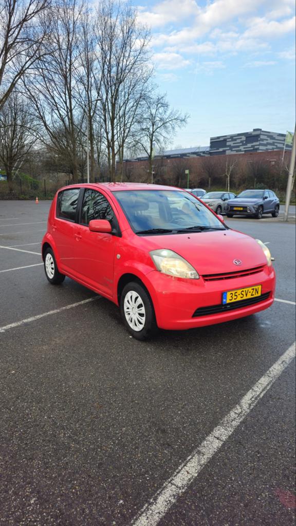 Daihatsu Sirion 1.0 69PK 2006 Rood, Voorwielaandrijving, Stof, Handgeschakeld, 3 cilinders