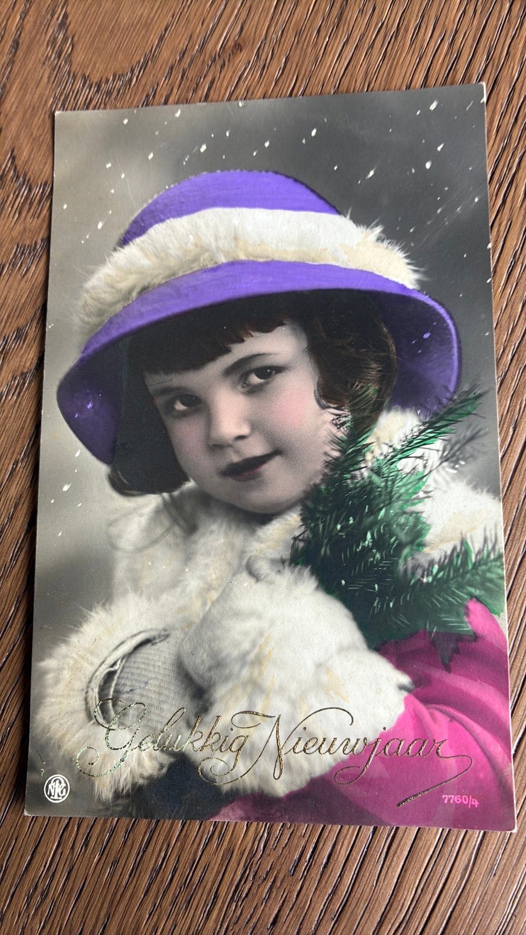 Nieuwjaar.Fotokaart. Meisje met hoed, dennetak,sneeuw, Ophalen of Verzenden, 1920 tot 1940, Gelopen