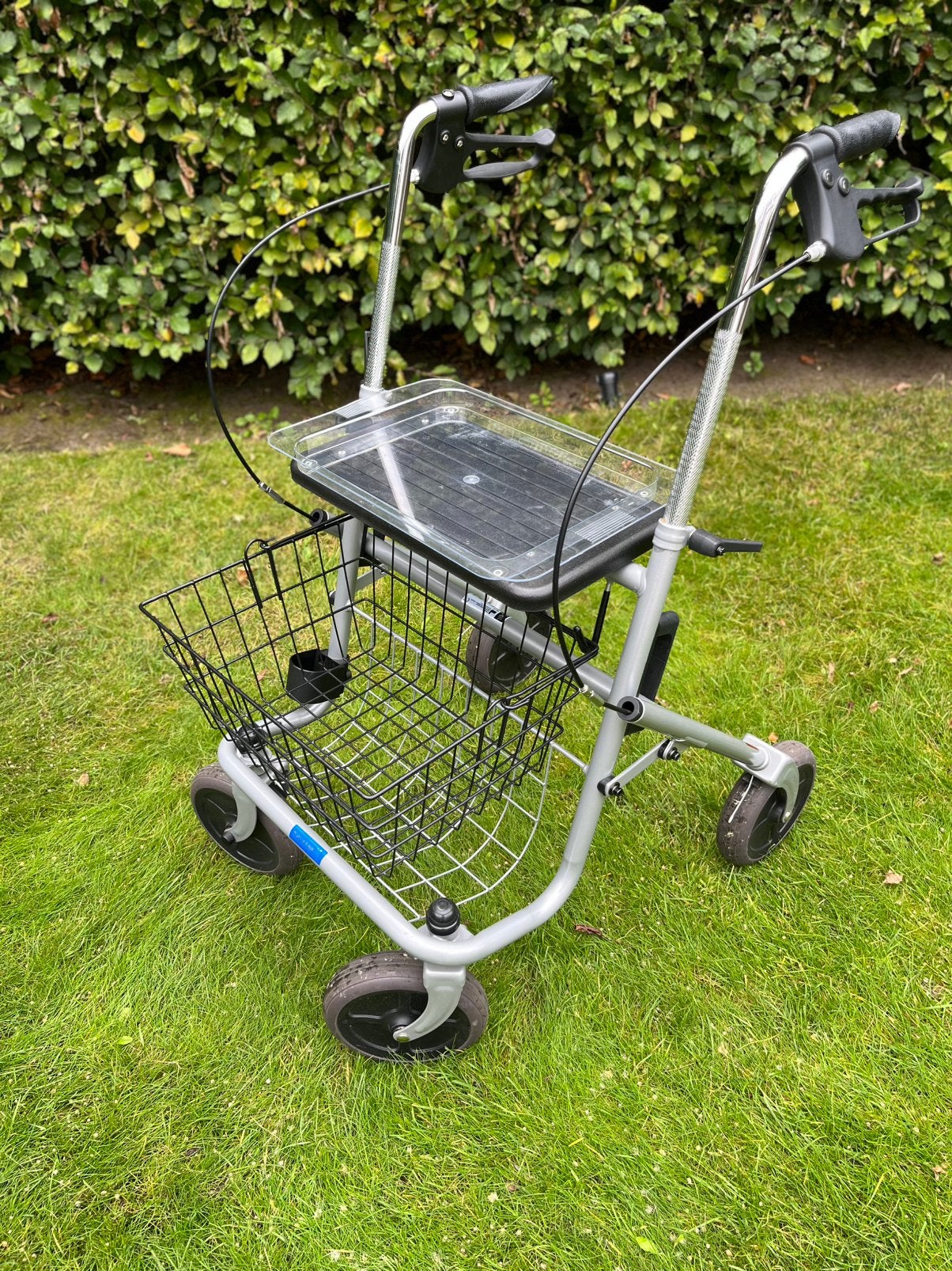 ZGAN Rollator. Inklapbaar. Inc. mandje, dienblad, stokhouder, Ophalen, Zo goed als nieuw