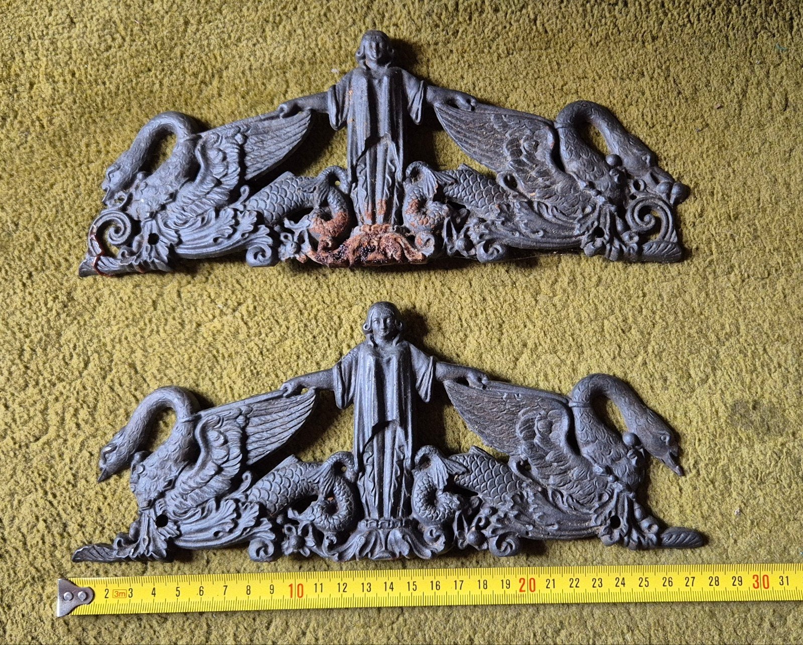Antieke gietijzeren ornamenten met zwanen en figuur, Ophalen of Verzenden
