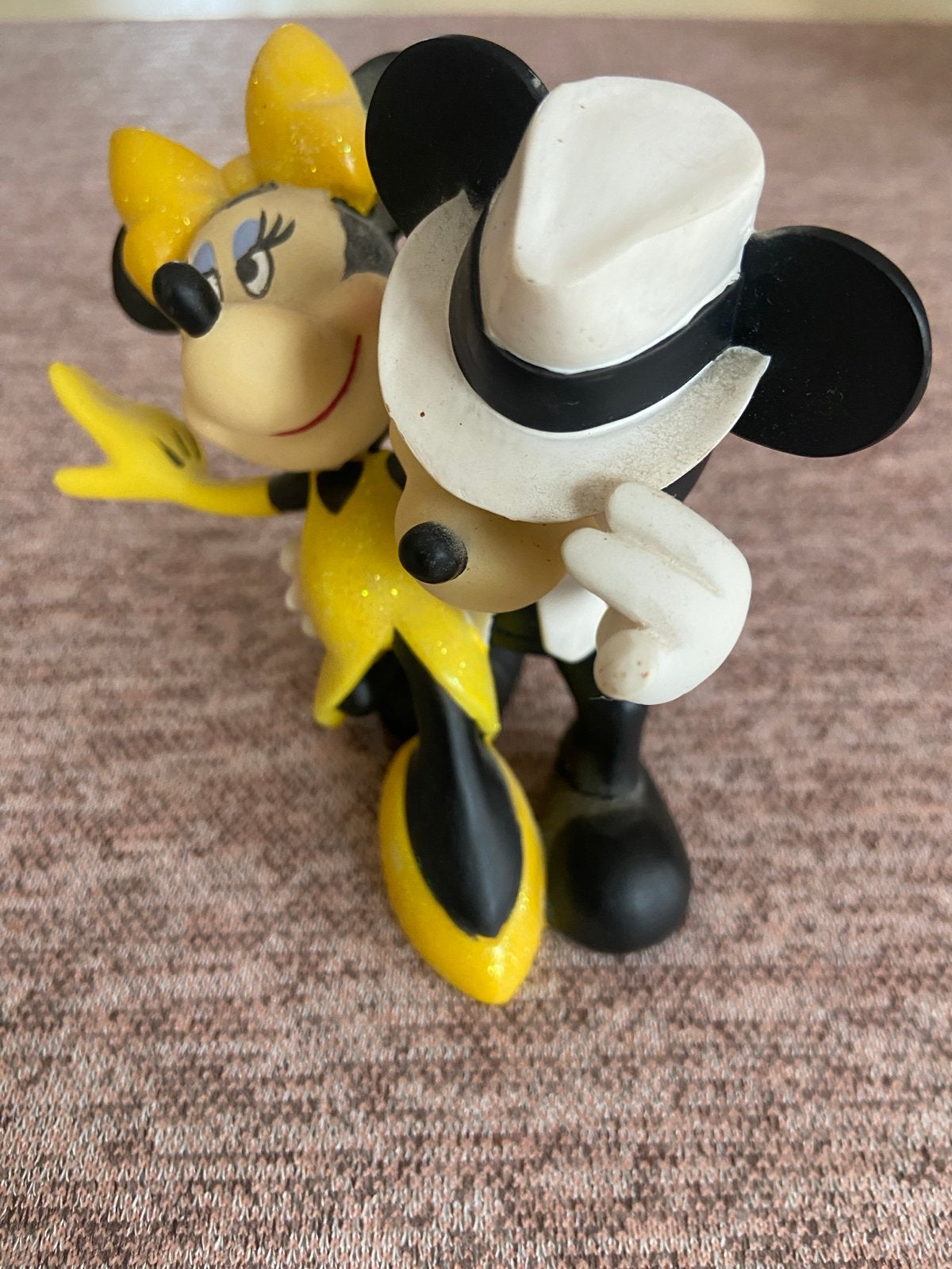 Mickey en Minnie Mouse Beeldje - “Salsa”, Ophalen of Verzenden, Mickey Mouse, Zo goed als nieuw, Beeldje of Figuurtje