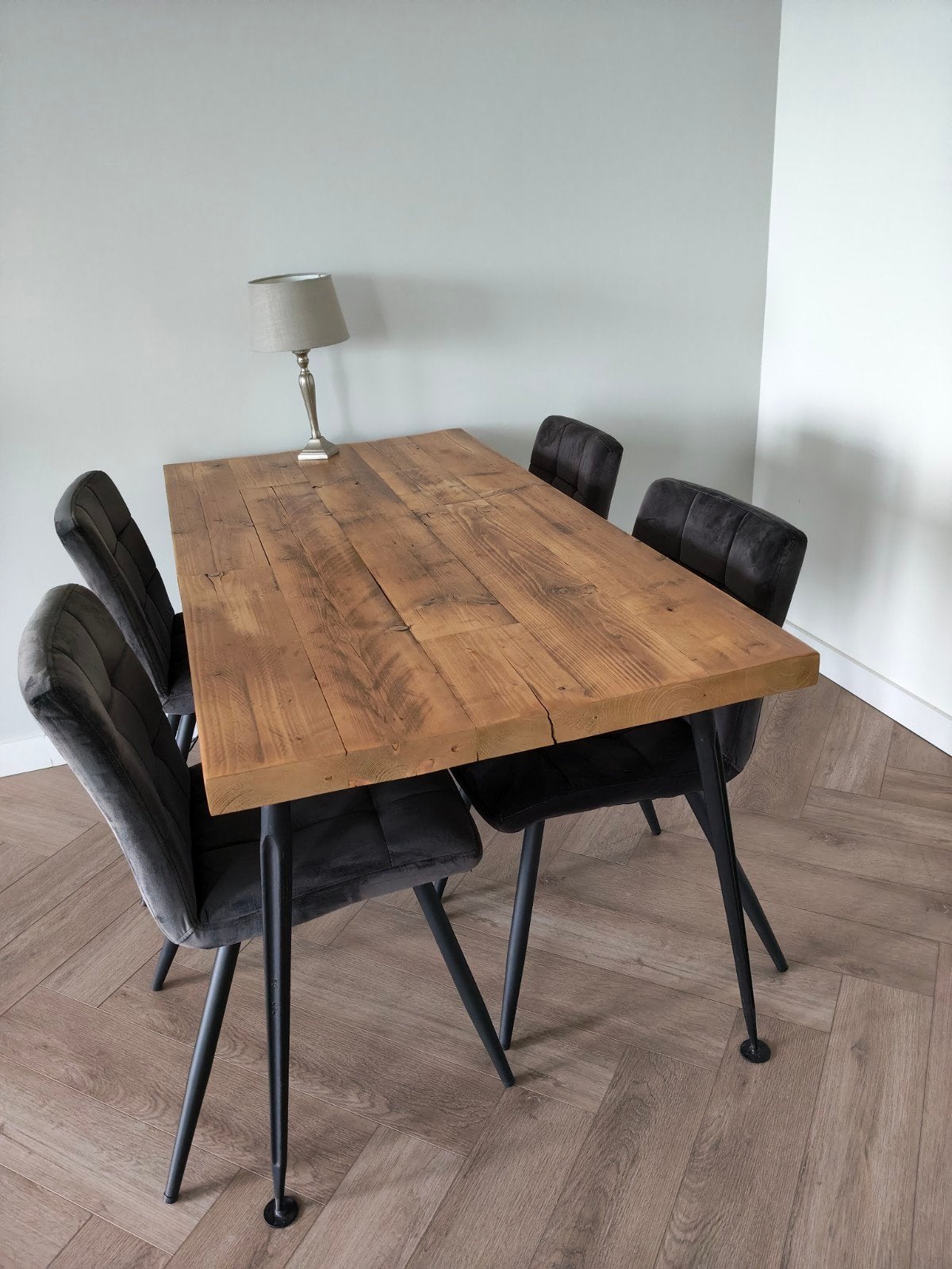 Eethoek: Robuuste houten tafel met 4 antraciet stoelen, Ophalen