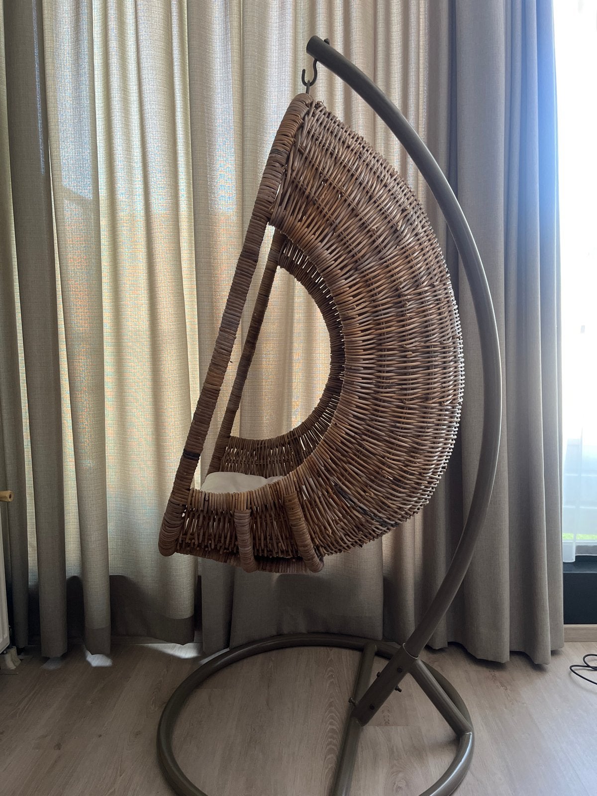 Rotan hangstoel met standaard, Huis en Inrichting, Stoelen, Ophalen, Bruin, Riet of Rotan, Zo goed als nieuw