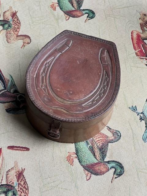 ORIGINELE HOEFVORMINGE BOORDENDOOS MET LEER BEKLEED, Verzenden