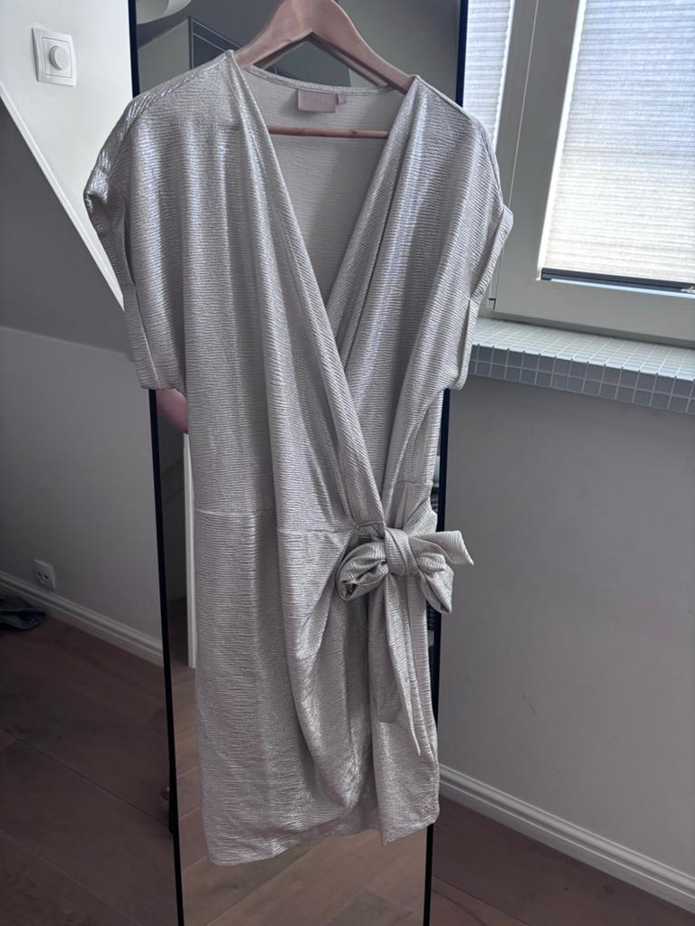 JOSH V Wikkel Jurk - wit/zilverkleurig, Maat 2XL, Kleding | Dames, Wit, Maat 42/44 (L), Ophalen of Verzenden, Zo goed als nieuw