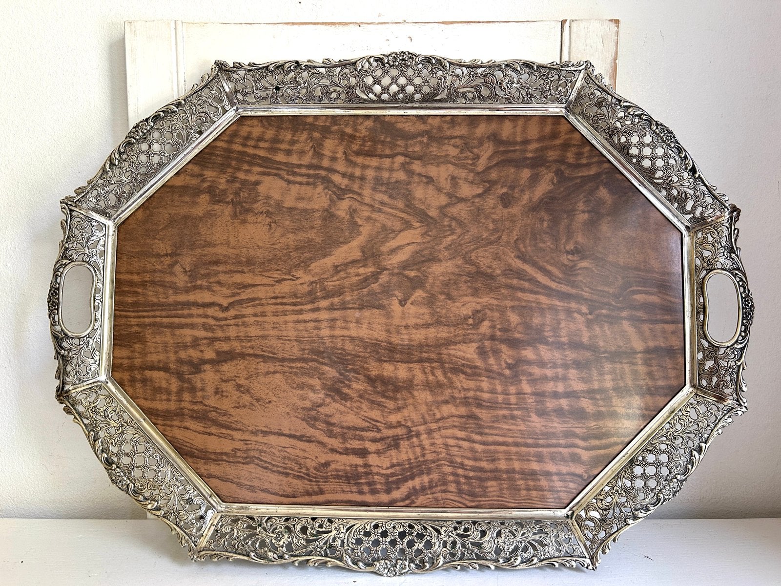 Vintage dienblad met opengewerkte verzilverde rand 52 cm, Huis en Inrichting, Ophalen, Gebruikt, Decoratieve rand, Metaal