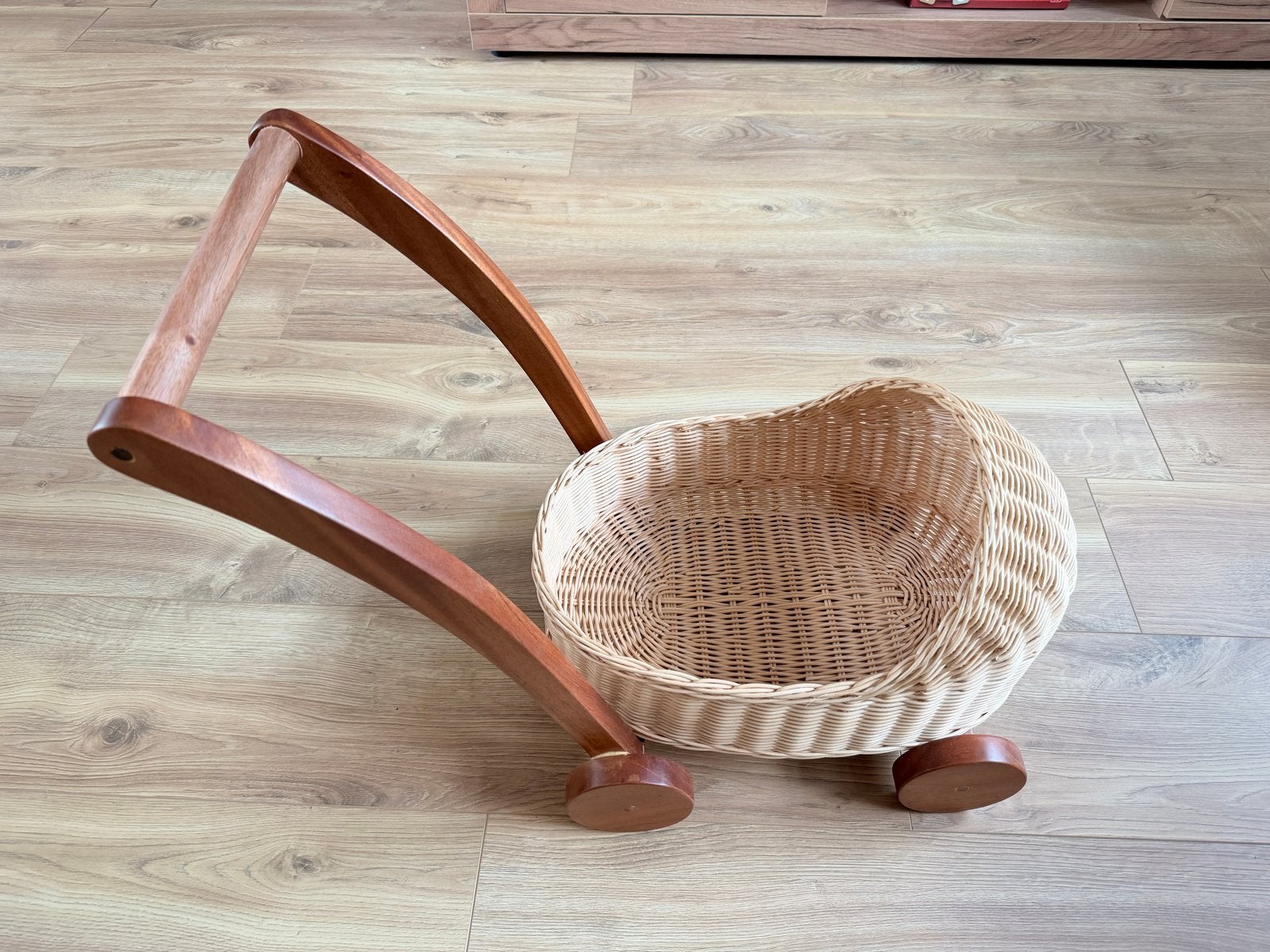 Vintage rotan poppenwagen met houten frame, Ophalen of Verzenden, Gebruikt, Babypop